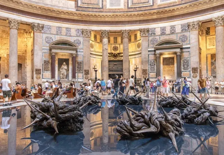 Intérieur du Panthéon de Rome, avec des sculptures modernes sur l'eau reflétant l'architecture antique.