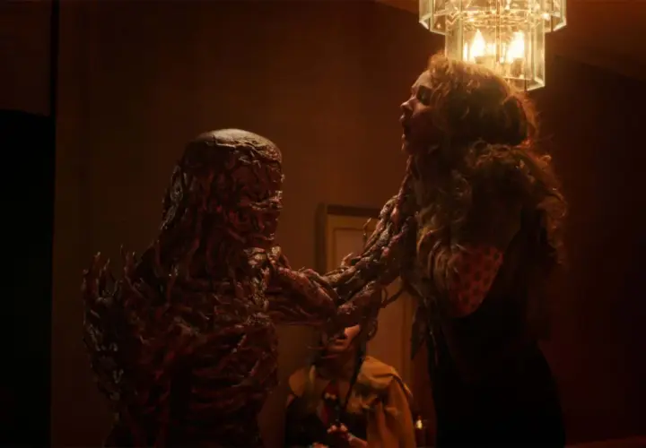 Un monstre de Stranger Things attrape une jeune femme. L'attente de la stranger things saison 6 date de sortie est insoutenable.