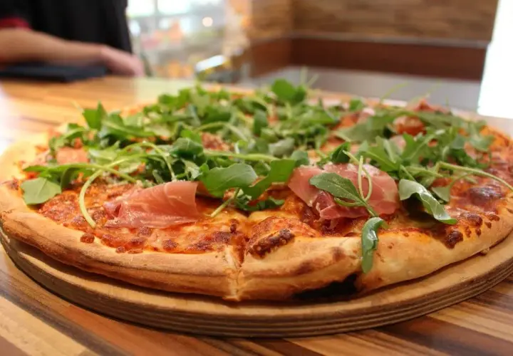 Rewal: Gdzie zjeść? Najlepsze ryby, pizza i desery Twój przewodnik.
