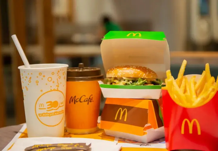 Zestaw z McDonald's: burger, frytki i napój. Zastanawiasz się, ile kcal ma hamburger z Mc?