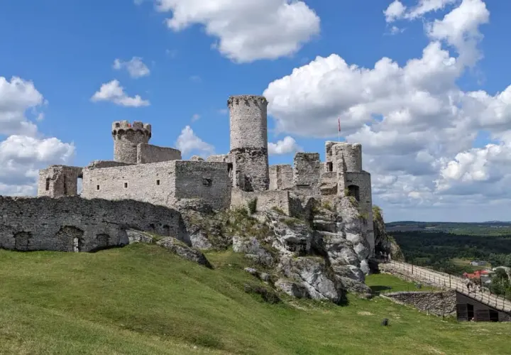 Ruiny zamku na skale, wspaniała trasa turystyczna. Ogrodzieniec zaprasza do odkrywania historii.