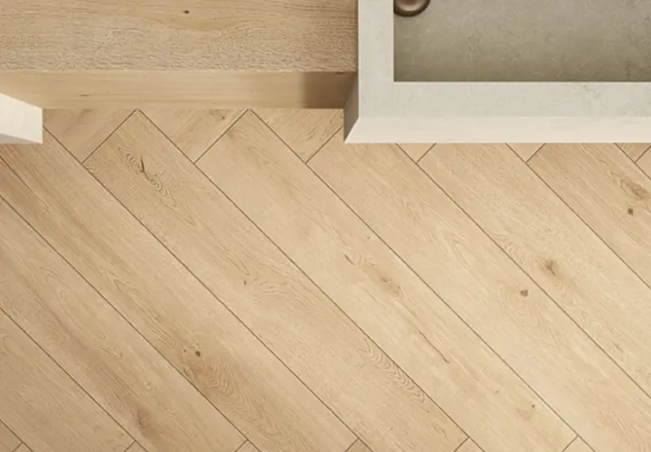 Pavimento in gres effetto legno posato a spina di pesce. Le fughe sottili e scure risaltano il colore naturale del legno, creando un effetto caldo e accogliente.