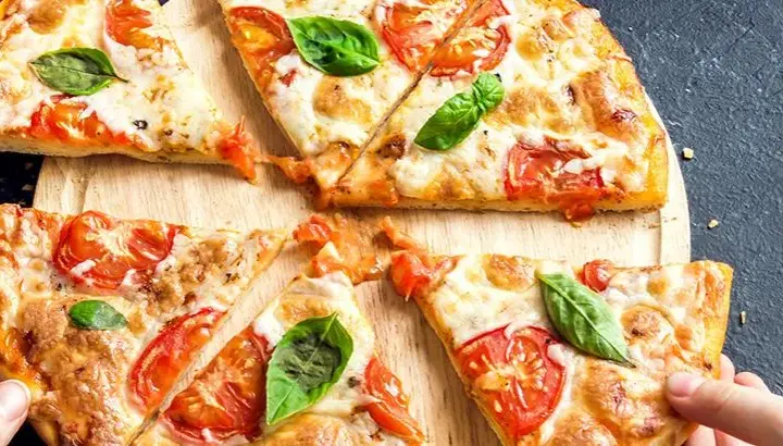 Ile kalorii ma pizza 42 cm? Sprawdź, co wpływa na kaloryczność