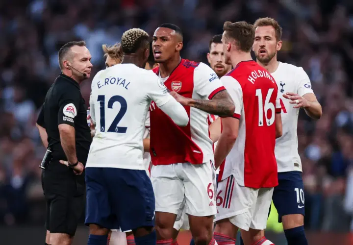 Gorąca atmosfera w derbach! Sędzia próbuje rozdzielić piłkarzy Arsenalu i Tottenhamu. To pokazuje, czym jest derby.
