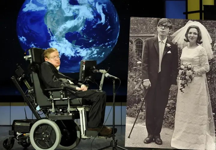 Stephen Hawking na wózku inwalidzkim obok zdjęcia ślubnego z żoną.