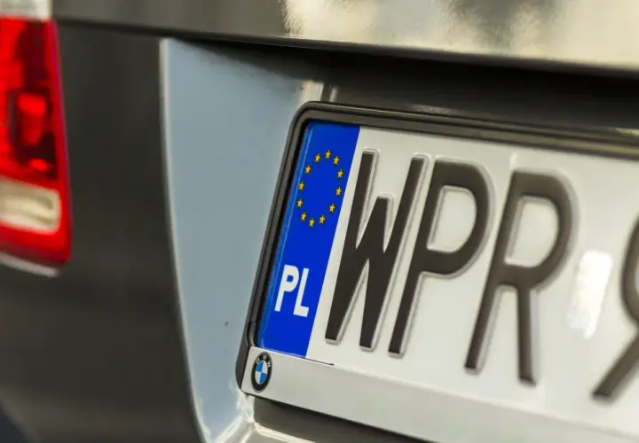 Widok z tyłu samochodu z polską tablicą rejestracyjną WPR 93.