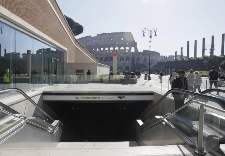 Ingresso metro Colosseo, Roma. Oggi sciopero, ma il Colosseo fa da sfondo a turisti e romani.