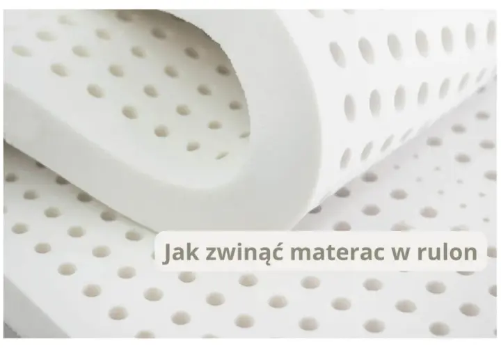 Biały, perforowany materiał materaca zwinięty w rulon. Czy materac może być zwinięty? Tak, ten materiał pokazuje, jak to zrobić.