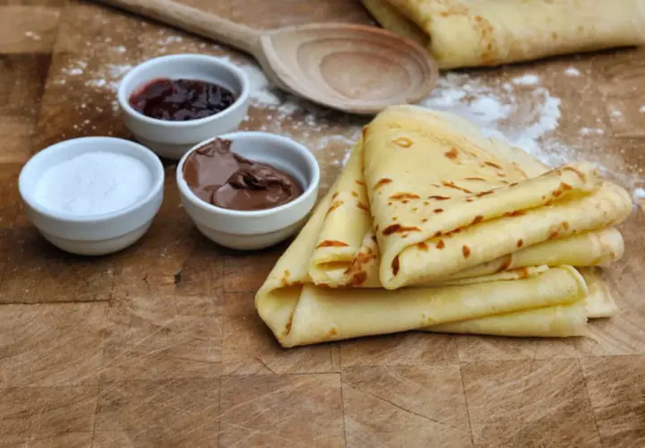 Crêpes dorées prêtes à garnir de confiture, pâte à tartiner ou sucre. Une recette pâte à crêpe facile sans repos pour un goûter gourmand.