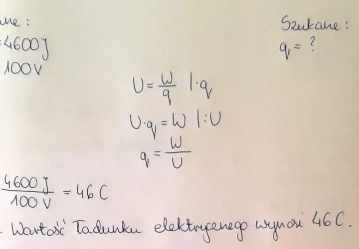 Obliczenia fizyczne pokazujące wzór na moc i wyznaczające ładunek elektryczny q=46C.