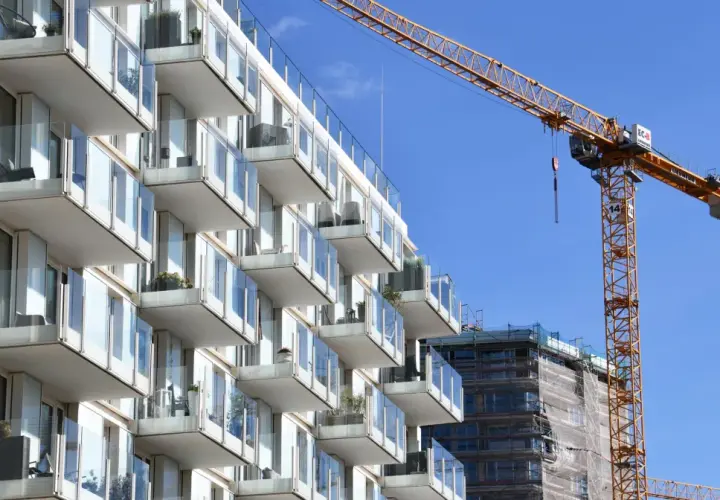 Nowoczesne balkony i żuraw budowlany. Marzysz o własnym M? Pomoc w kupnie mieszkania jest bliżej niż myślisz.
