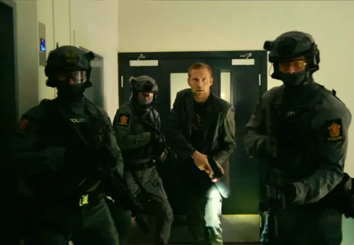 Akcja na korytarzu: uzbrojeni policjanci otaczają mężczyznę. Nowości na Netflixie w akcji!
