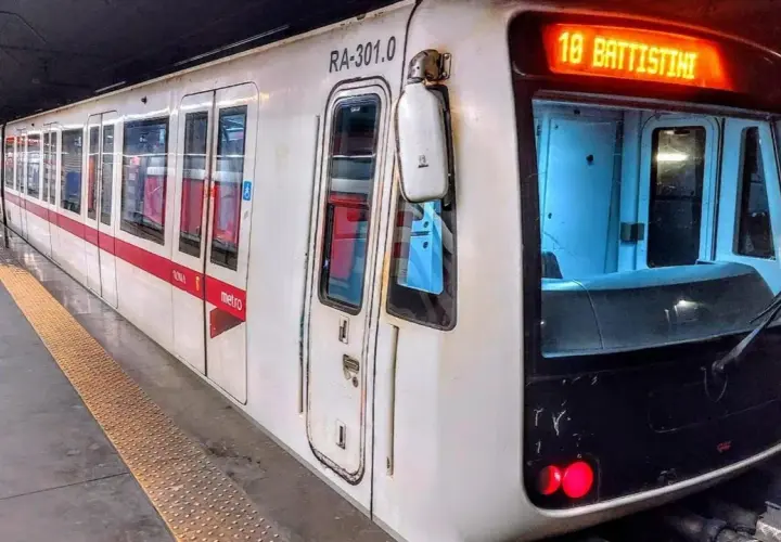 Treno della metro di Roma, linea A, con destinazione Battistini. Controlla l'orario chiusura metro per non perderlo.