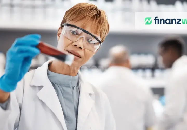 Wissenschaftlerin im Labor untersucht eine Probe. Ein Blick auf den MSCI World Healthcare ETF.