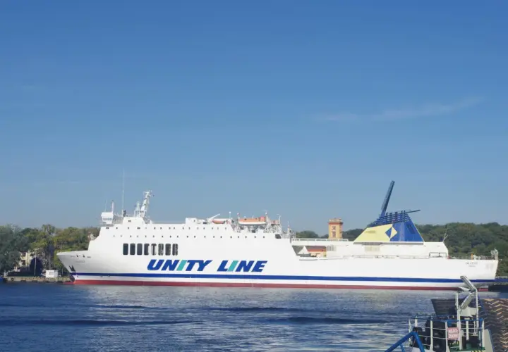 Duży prom Unity Line na wodzie, idealny na rejsy statkiem Świnoujście-Międzyzdroje.