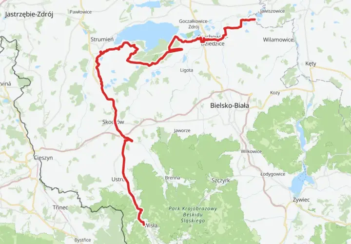 Mapa z zaznaczoną czerwoną trasą rowerową wzdłuż jeziora i terenów zielonych.