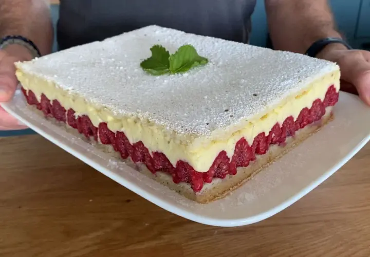 Un gâteau d'anniversaire facile et bluffant : une génoise légère, une crème onctueuse et des framboises fraîches, le tout saupoudré de sucre glace.