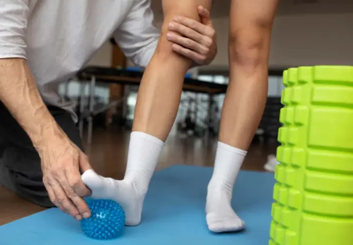 Terapia manualna i masaż stopy z użyciem kolczastej piłeczki to klucz do skutecznej domowej rehabilitacji stawu skokowego.