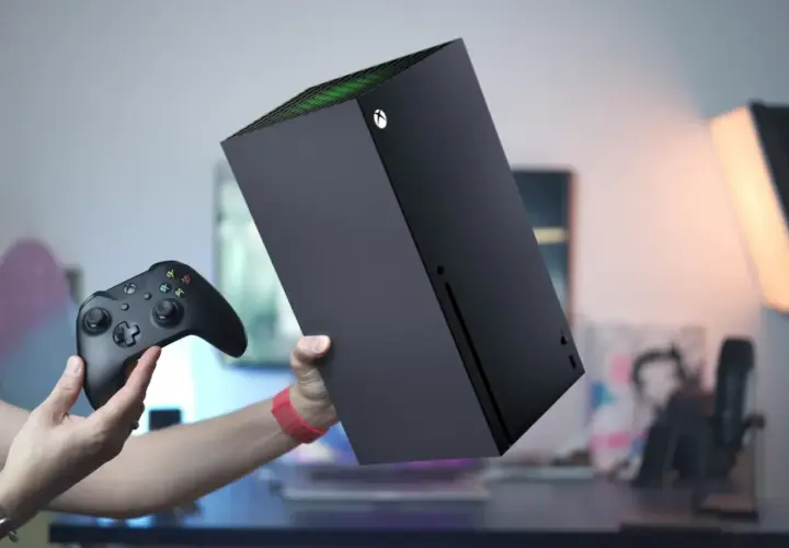 Ręce trzymają czarny kontroler Xbox i konsolę Xbox Series S. Dowiedz się, jak podłączyć drugiego pada do Xbox Series S.
