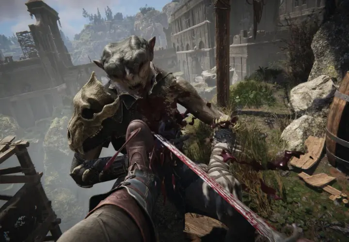 Krwawa walka z potworem w ruinach. Gracz w "Dark Messiah of Might & Magic" walczy mieczem, zadając śmiertelne ciosy.