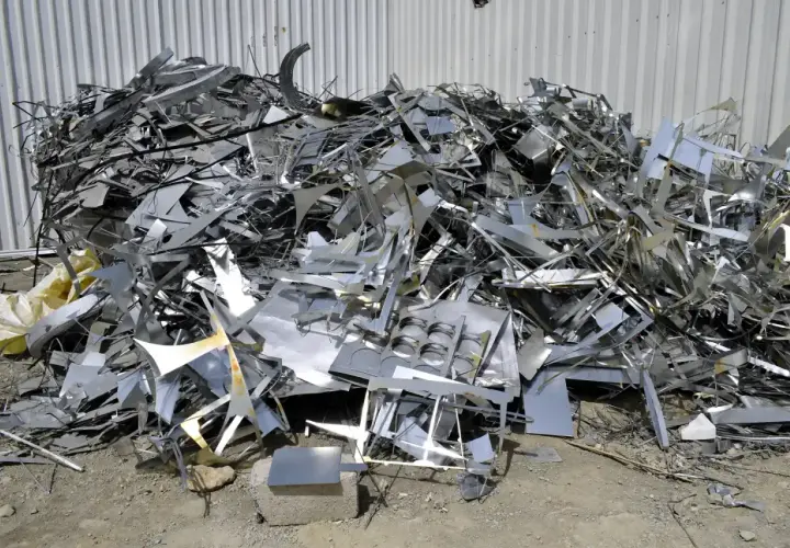 Góra poskręcanego metalowego złomu, pozostałość po procesie hutniczy ubytek.