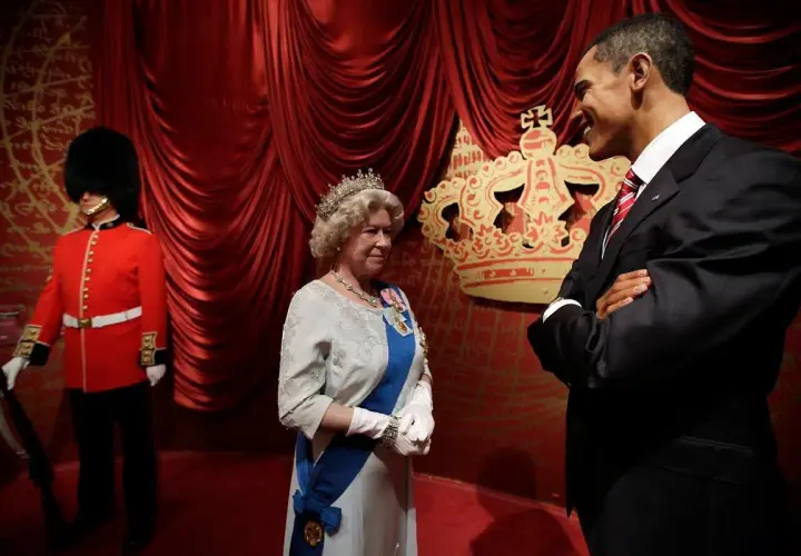 Figury woskowe w Muzeum Figur Woskowych Warszawa: Królowa Elżbieta II, Barack Obama i strażnik.