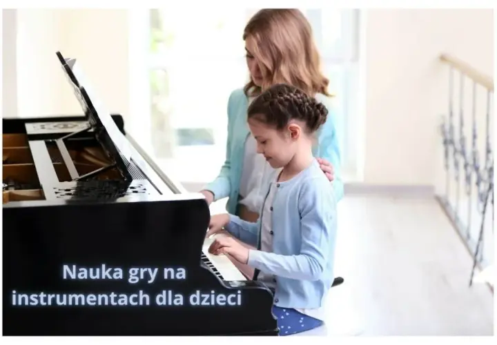 Dziewczynka uczy się grać na pianinie pod okiem nauczycielki. Nauka gry na instrumentach dla dzieci to wspaniała przygoda.