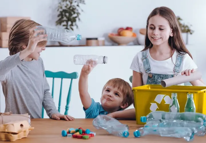 Dzieci uczą się, jak segregować śmieci. To prosta definicja recyklingu dla dzieci: dawanie rzeczom drugiego życia!