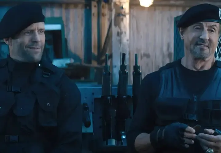 Jason Statham i Sylvester Stallone w czarnych beretach i kamizelkach taktycznych, gotowi do akcji w filmie "Niezniszczalni 5".