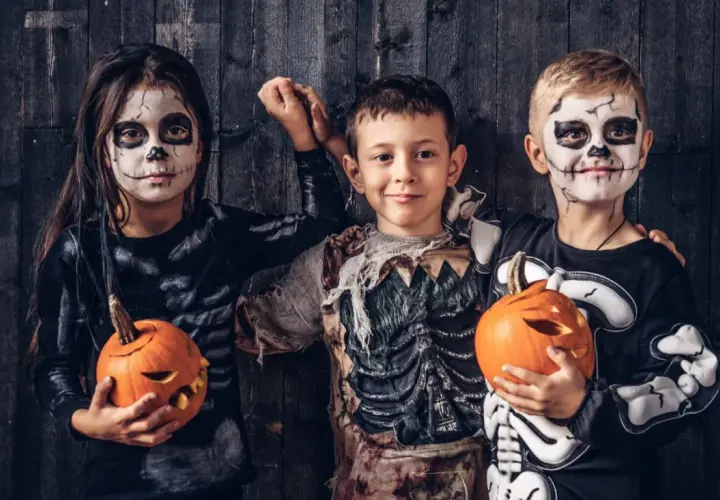 Dzieci w strojach szkieletów z dyniami. Zobacz, jak pomalować dziecko na Halloween, by wyglądało przerażająco!