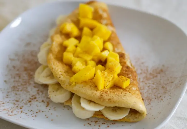 Prosty przepis na puszysty omlet na słodko z owocami i czekoladą