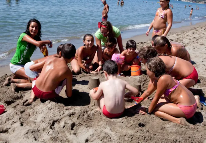 Bambini giocano con la sabbia sulla spiaggia, un momento di divertimento al santapomata camping.