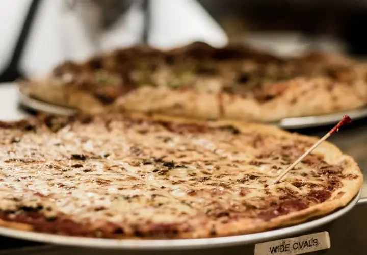 Ile kalorii ma pizza margherita? Zaskakujące różnice w kaloryczności