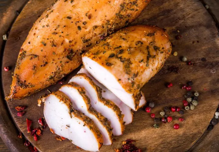 Délicieux poulet fumé, prêt à être dégusté. Une recette simple et savoureuse pour un repas parfait.