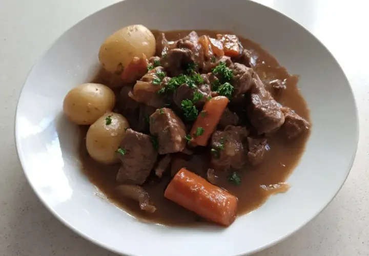 En härlig fransyska gryta med möra köttbitar, mjuka potatisar och saftiga morötter, toppad med färsk persilja.