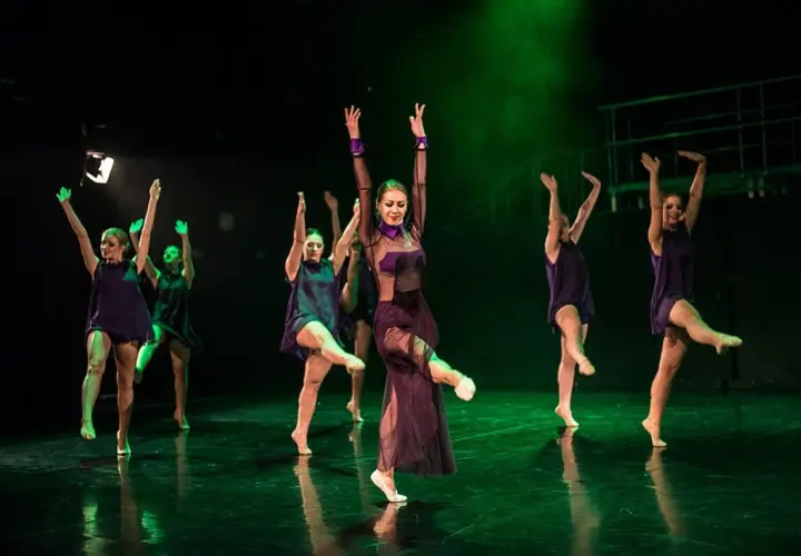 Tancerki Caro Dance Siedlce w fioletowych strojach wykonują dynamiczny układ na scenie.