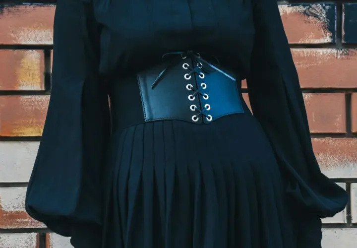 Czarna sukienka z gorsetem i sznurowaniem, podkreślająca sylwetkę w stylu opium.