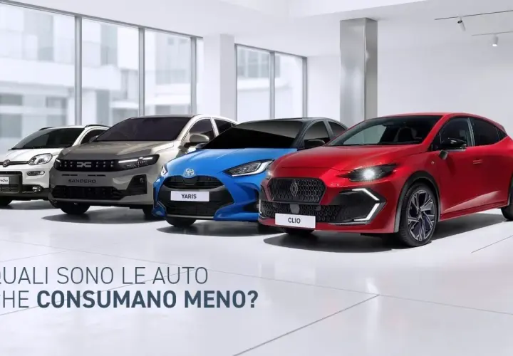 Quattro macchine economiche, una bianca, una grigia, una blu e una rossa, in un salone. Quali sono le auto che consumano meno?
