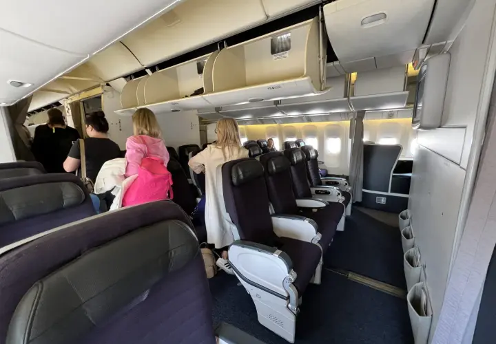 Wnętrze samolotu, fotele i pasażerowie. Czy to dobry wybór? Sprawdź opinie o Mavi Gök Aviation.