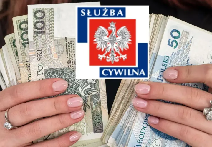 Dłonie trzymające stosy polskich banknotów 100 zł i 50 zł, z nałożonym logo Służby Cywilnej.