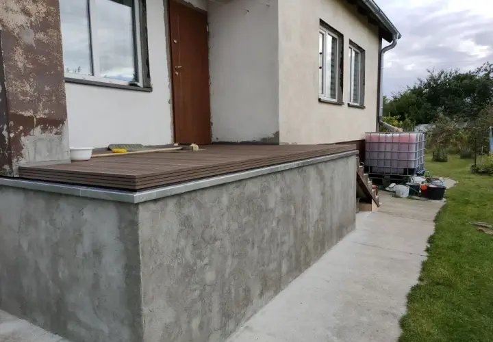 Nowy taras z desek kompozytowych, idealny do odpoczynku. Nivoplan to świetny wybór na takie projekty.