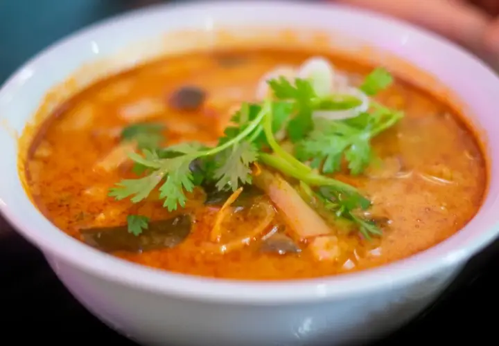 Aksamitna zupa tom yum z krewetkami, grzybami i świeżą kolendrą. Aromatyczny, pikantny bulion zachęca do spróbowania.