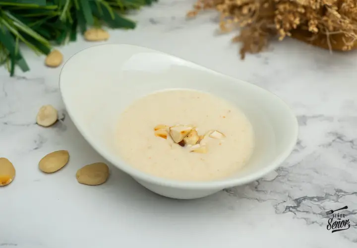 Crema suave y sedosa, una deliciosa salsa de almendras, decorada con trozos de almendra tostada.