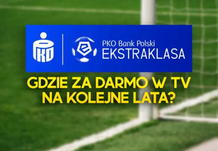 Niebieski baner z logo PKO Ekstraklasa na tle boiska piłkarskiego.