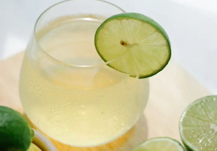 Świeżo wyciśnięty sok z limonki jest najlepszy. Unikaj gorzknięcia, wyciskaj go na bieżąco.