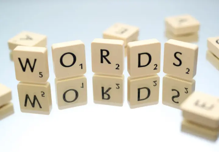 Klocki z literami tworzą słowo "WORDS", idealne do ćwiczeń słowotwórstwo angielski.