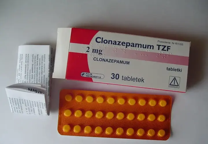Opakowanie leku Clonazepamum TZF 2 mg, 30 tabletek, wraz z ulotką i blistrem żółtych tabletek.