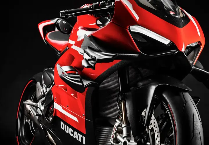 La Ducati más cara, una obra maestra roja y negra con detalles en fibra de carbono, lista para la velocidad.