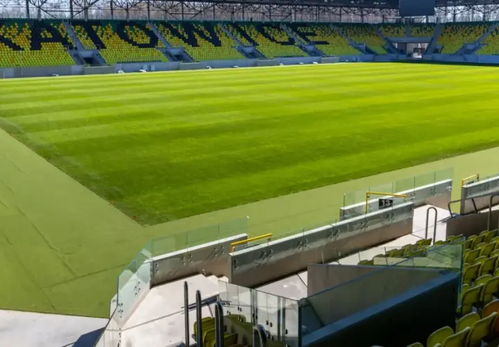 Nowy stadion GKS Katowice z zieloną murawą i żółto-czarnymi trybunami.