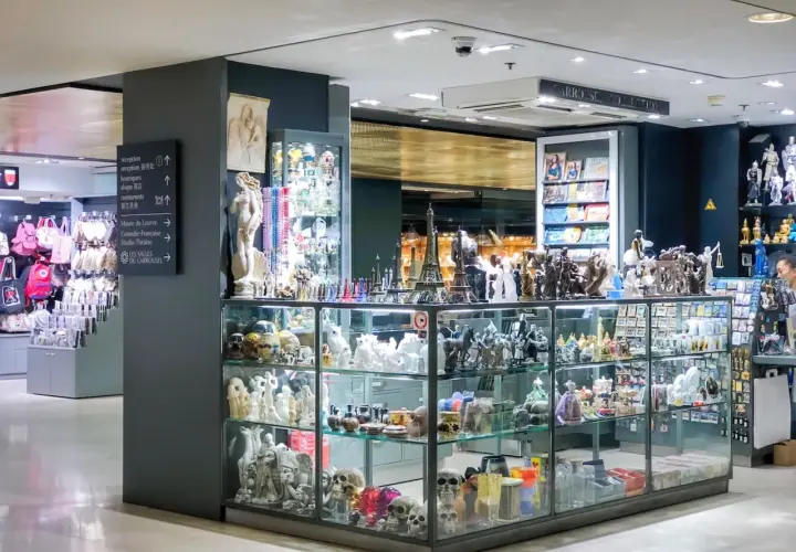 Sklep pełen pamiątek z Paryża: miniatury Wieży Eiffla, figurki, biżuteria i inne drobiazgi.
